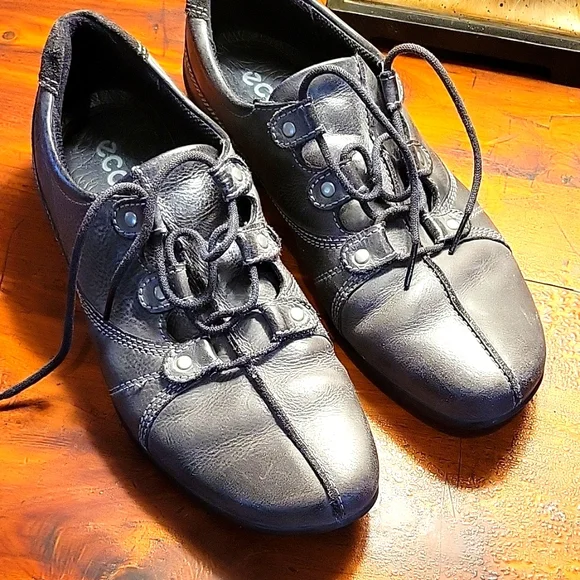 ECCO Women's Leather Oxford Shoes - Picture 2 of 10